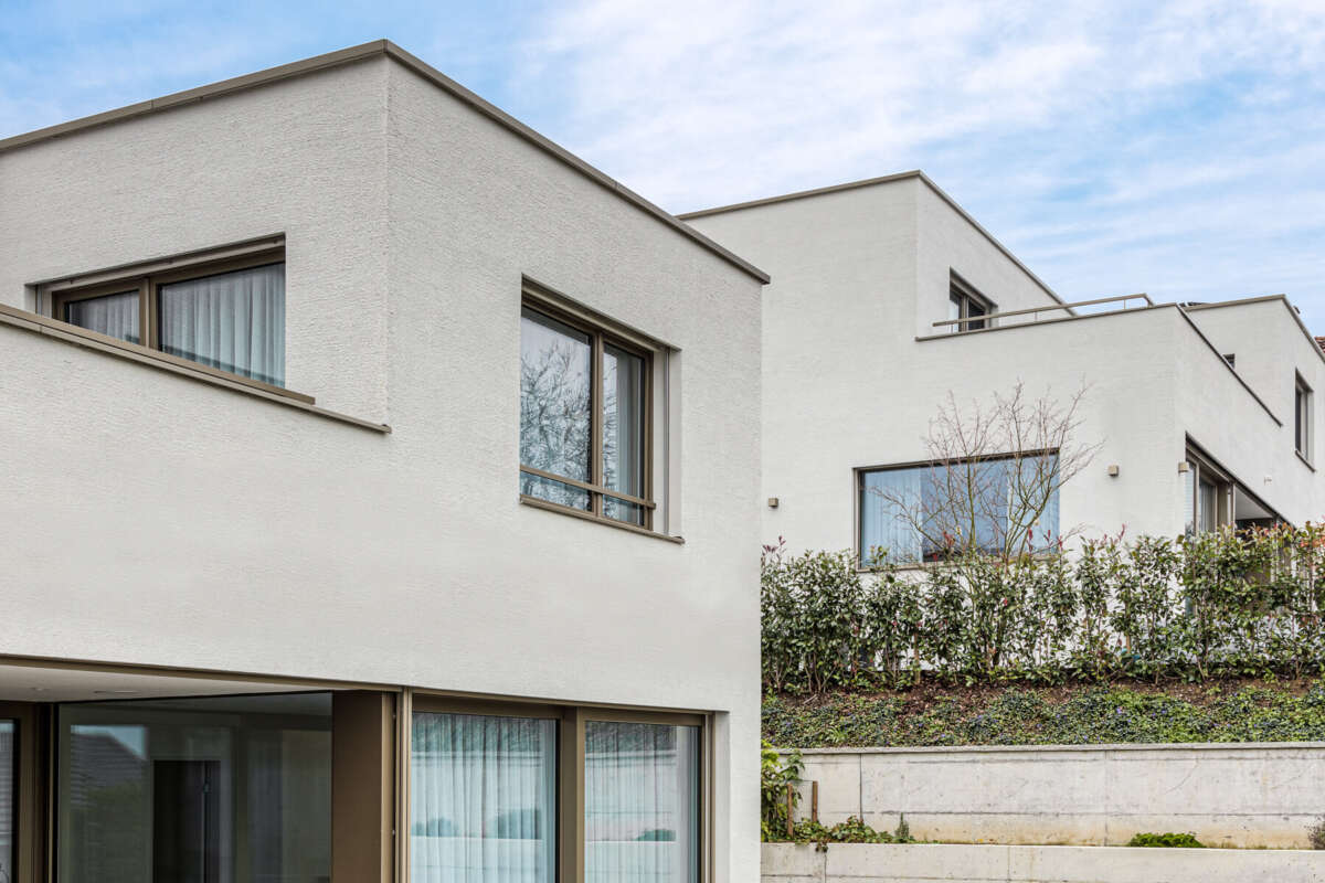 Orlando Architektur Neubau 2 Einfamilienhäuser Unterholzstrasse Ottoberg 1 Volumetrie Versatz Hang