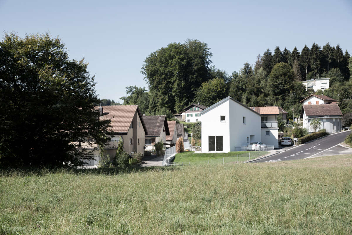 Orlando Architektur Neubau Einfamilienhaus Bolsternbuckstrasse Kollbrunn 1 Stirnfassade