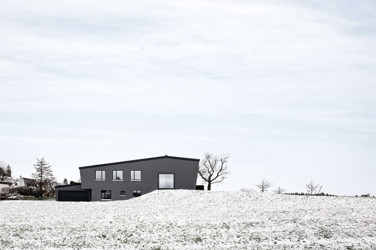 Orlando Architektur Neubau Einfamilienhaus Rigiblickstrasse Hausen am Albis 1 Längsfassade