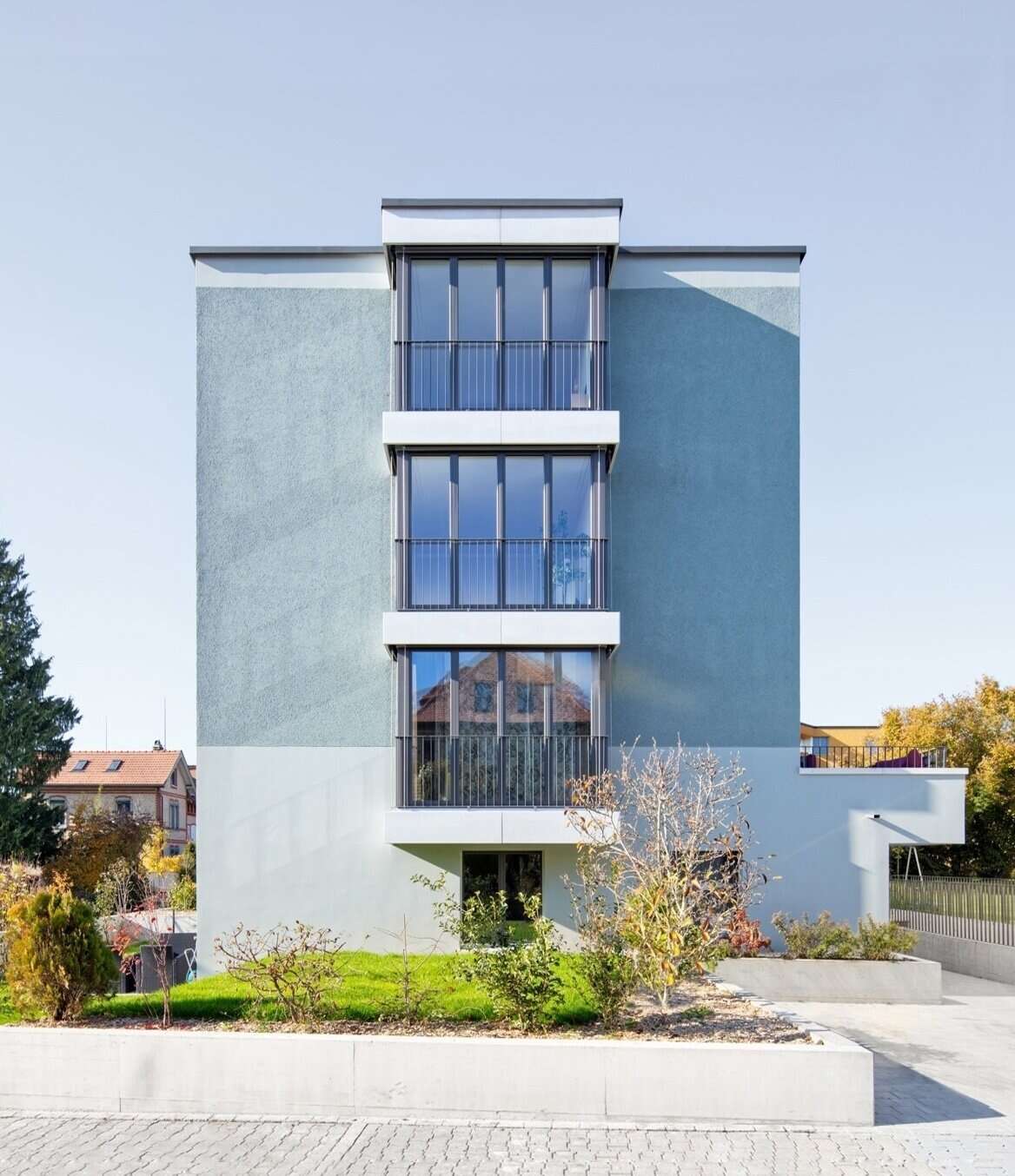 Orlando Architektur Neubau Mehrfamilienhaus Rigistrasse Pfäffikon ZH 1 Fassadenansicht Erker Hochformat