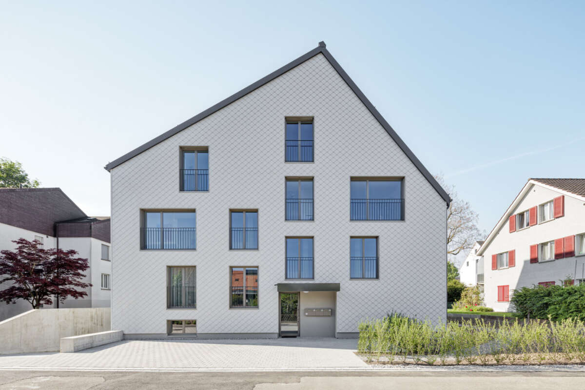 Orlando Architektur Neubau Mehrfamilienhaus Schlossstrasse Wiesendangen 1 Frontfassade