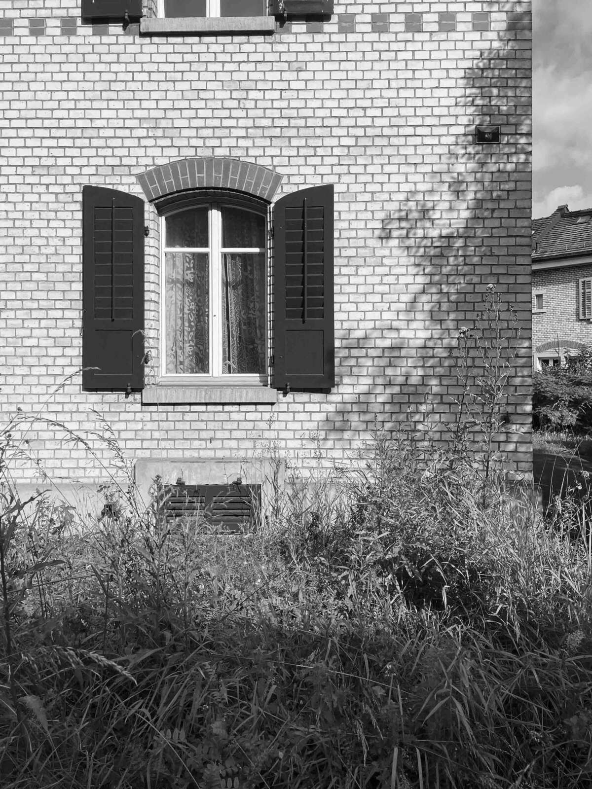 Orlando Architektur Umbau und Sanierung Mehrfamilienhaus Eichliackerstrasse Denkmalschutz 0 Detail Fassade SW