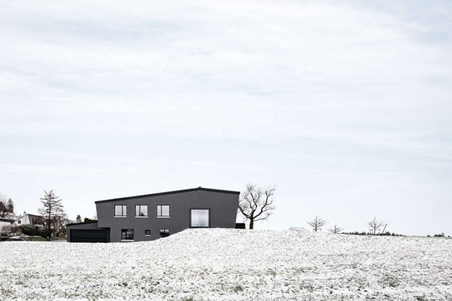 Orlando Architektur Neubau Einfamilienhaus Rigiblickstrasse Hausen am Albis 1 Längsfassade
