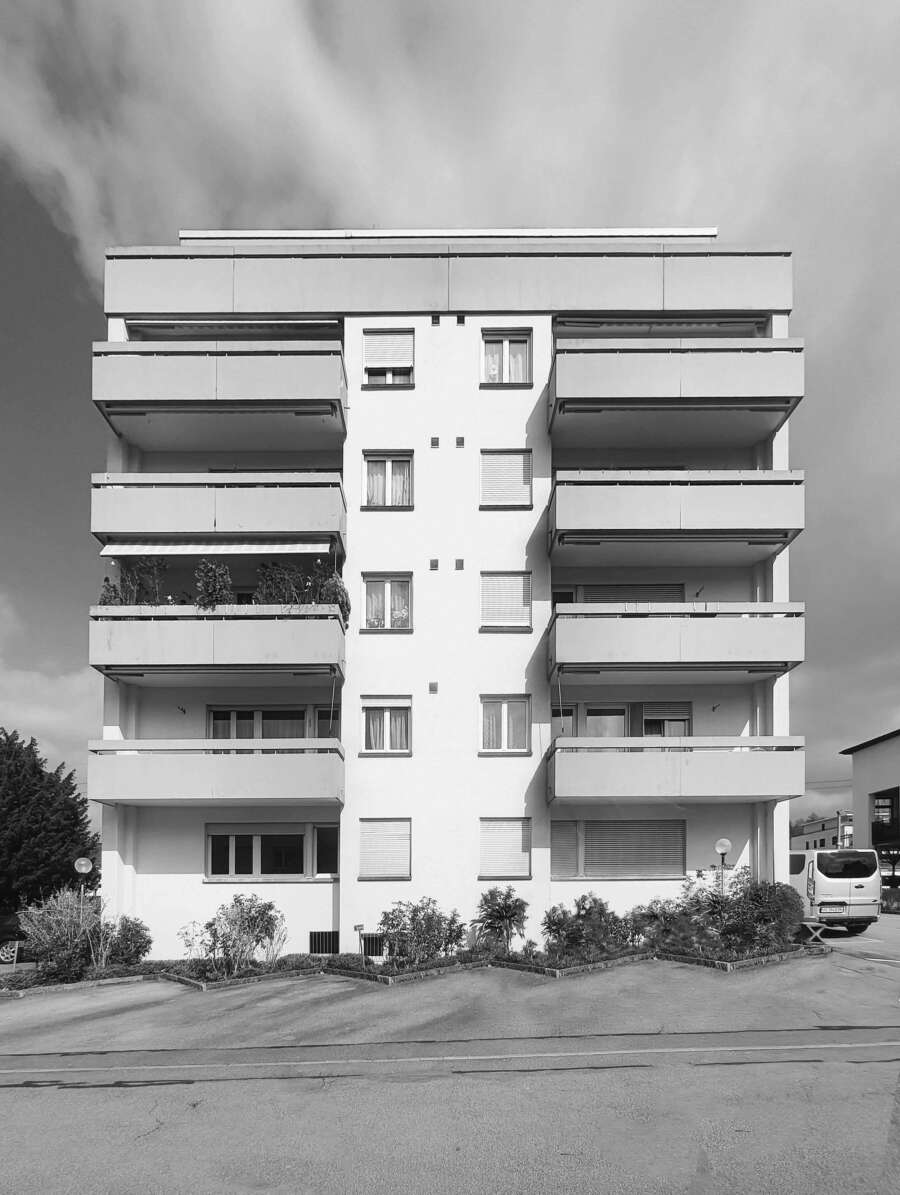Orlando Architektur Umbau Sanierung Mehrfamilienhaus Restaurantfläche Stationsstrasse Seuzach 1 Fassadenansicht Bestand Schwarzweiss
